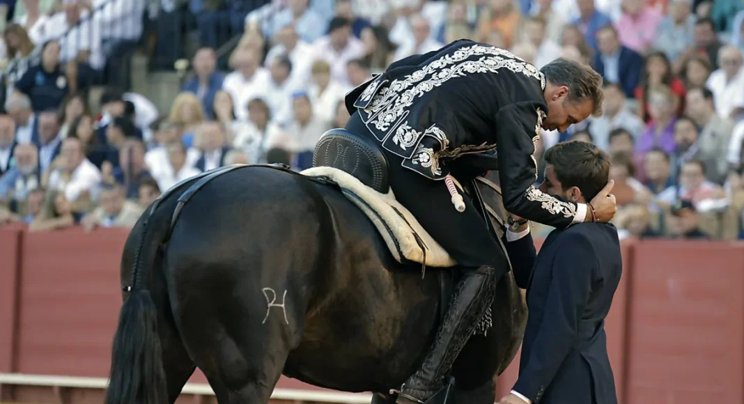 Pablo Hermoso de Mendoza con su hijo Guillermo en su despedida de los ruedos, foto di JUAN FLORES