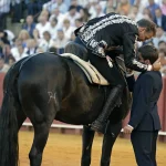 Pablo Hermoso de Mendoza con su hijo Guillermo en su despedida de los ruedos, foto di JUAN FLORES