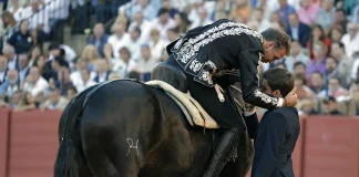 Pablo Hermoso de Mendoza con su hijo Guillermo en su despedida de los ruedos, foto di JUAN FLORES