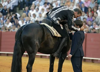 Pablo Hermoso de Mendoza con su hijo Guillermo en su despedida de los ruedos, foto di JUAN FLORES