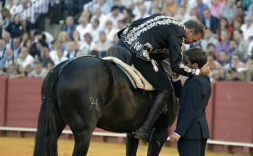 Pablo Hermoso de Mendoza con su hijo Guillermo en su despedida de los ruedos, foto di JUAN FLORES