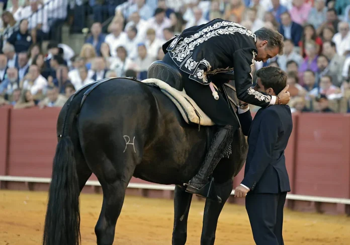 Pablo Hermoso de Mendoza con su hijo Guillermo en su despedida de los ruedos, foto di JUAN FLORES